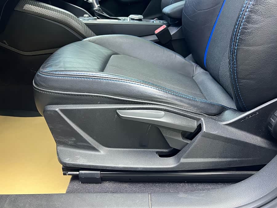 Audi Q2L e-tron 2021 immagine di auto #8