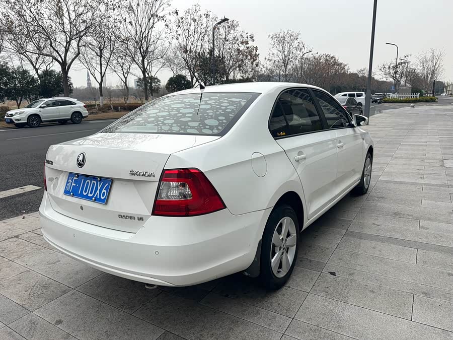 Skoda Rapid 2014 car image #8