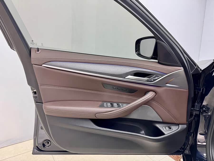 BMW 5 Series 2022 immagine di auto #8