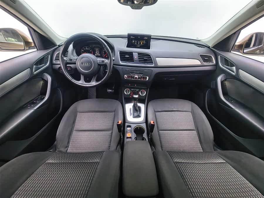 Audi Q3 2015 car image #8