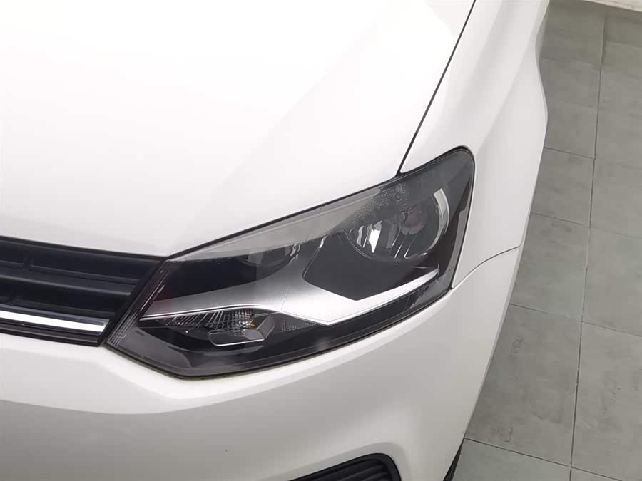 Volkswagen Polo 2015 car image #8