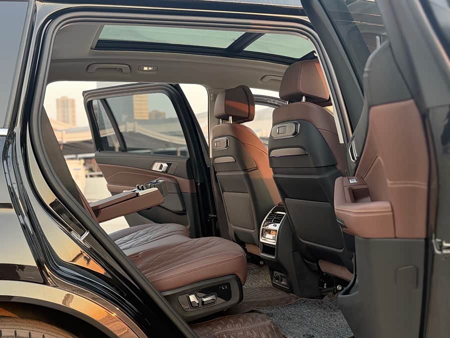 BMW X7 2024 car image #8