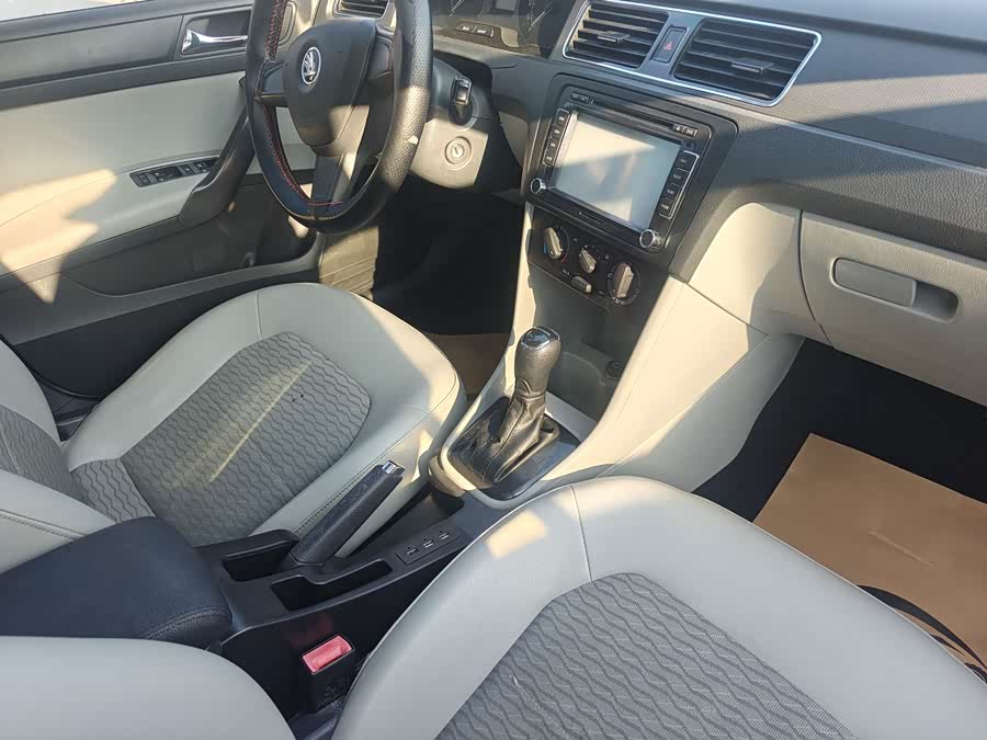 Skoda Rapid 2015 car image #8