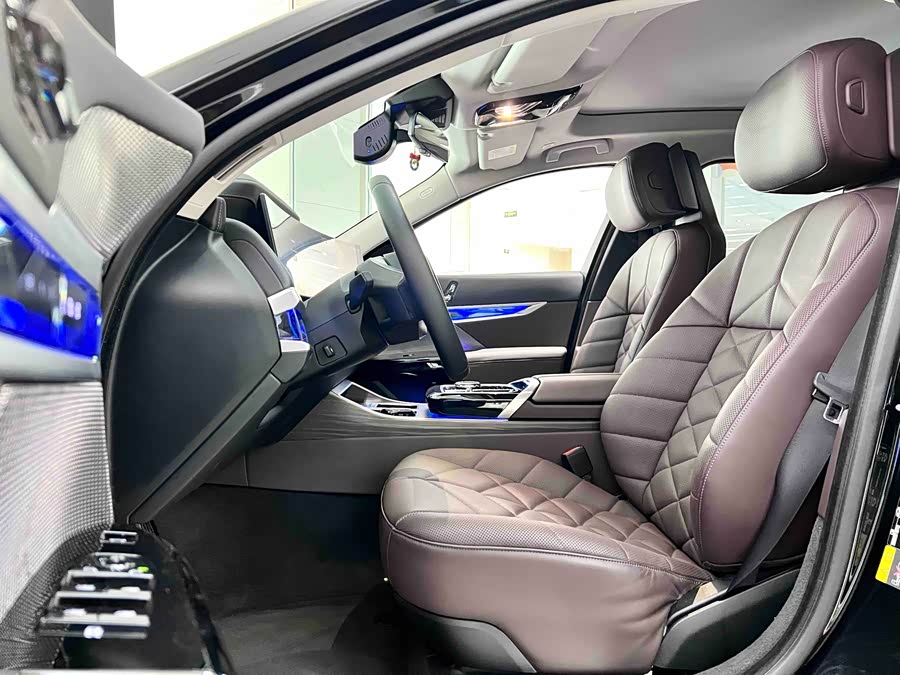 BMW i7 2024 car image #8