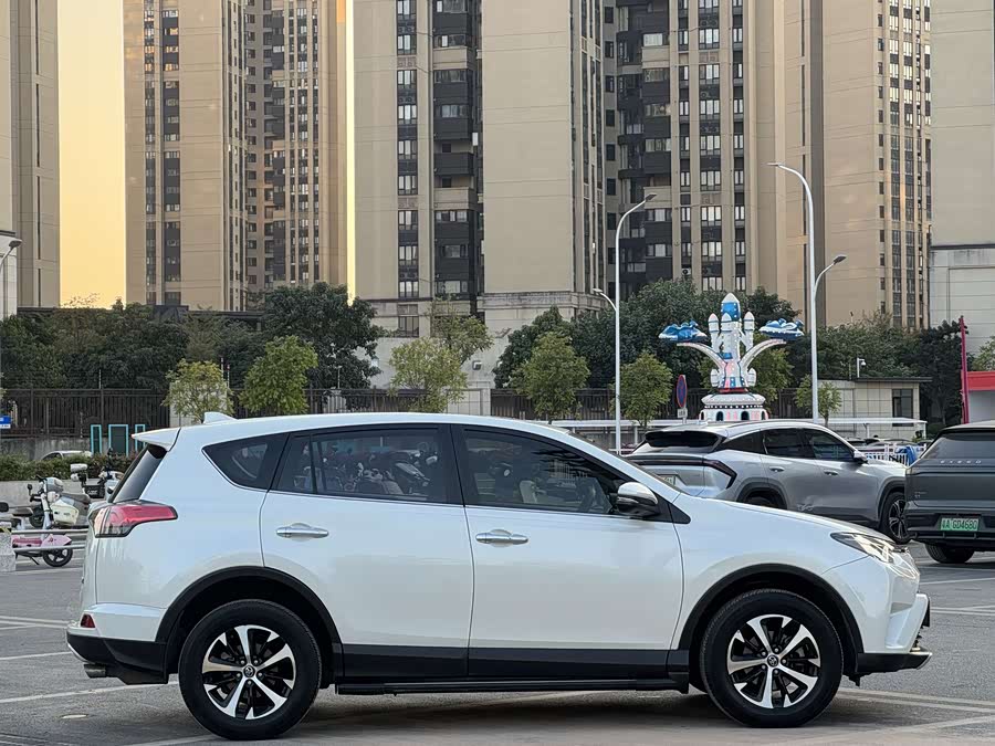 Toyota RAV4 2017 car image #8