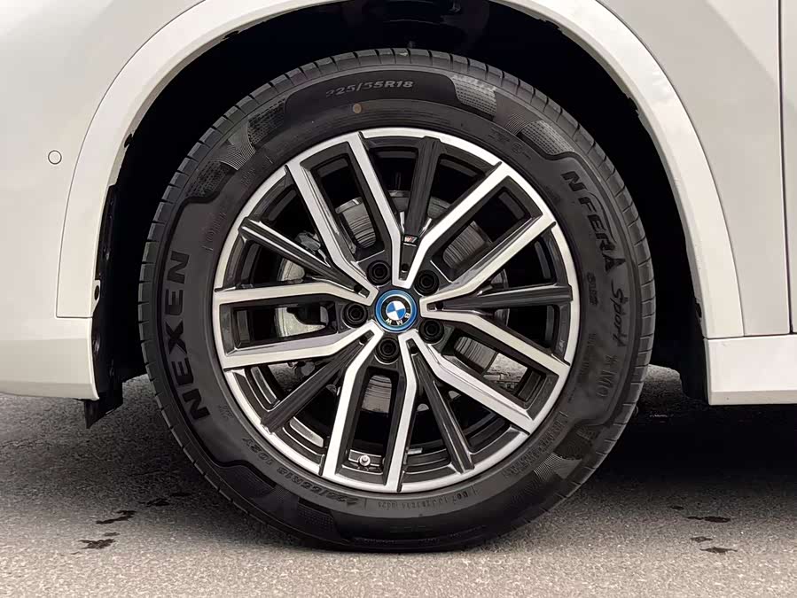 BMW iX1 2025 car image #8