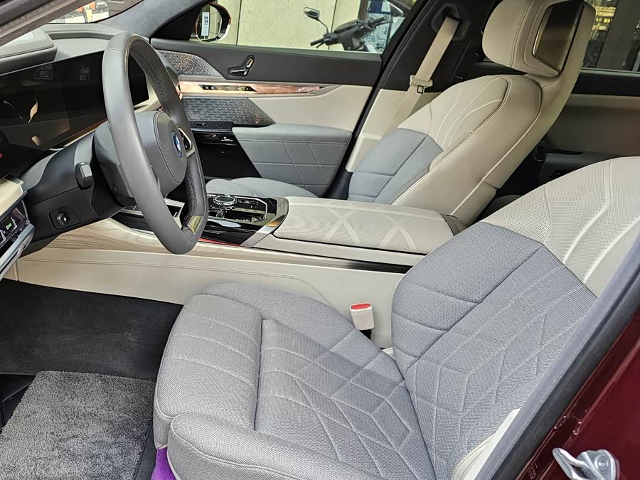 BMW i7 2023 car image #8