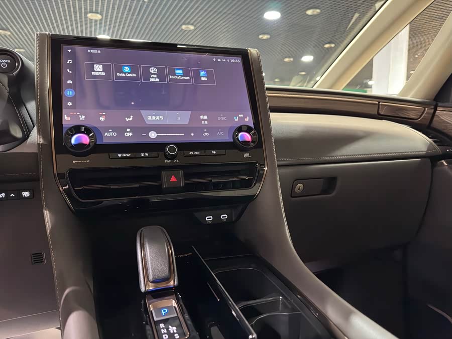 Toyota Alphard 2024 car image #8