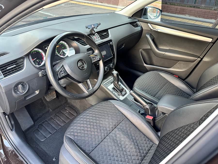 Skoda Octavia 2018 car image #8