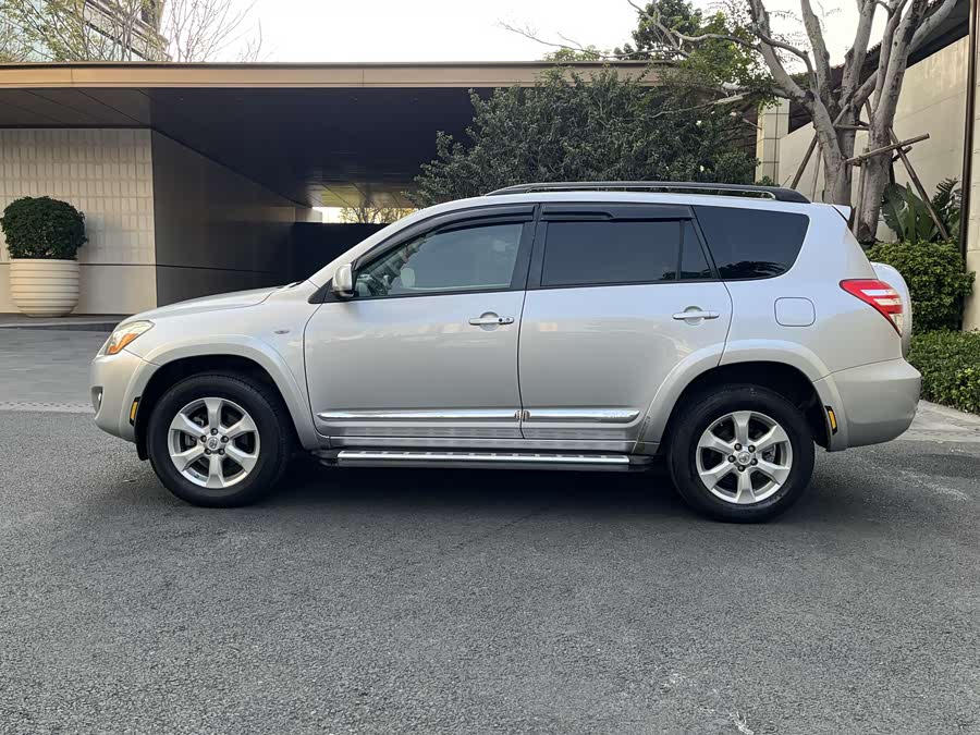 Toyota RAV4 2010 #8 Toyota RAV4 2010 car image #8