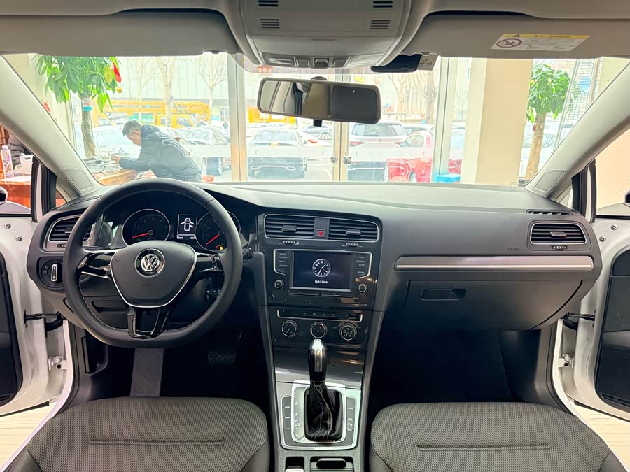 Volkswagen Golf 2017 car image #8