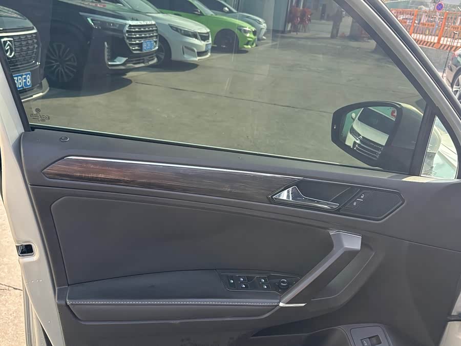 Volkswagen Tiguan L 2016 car image #8