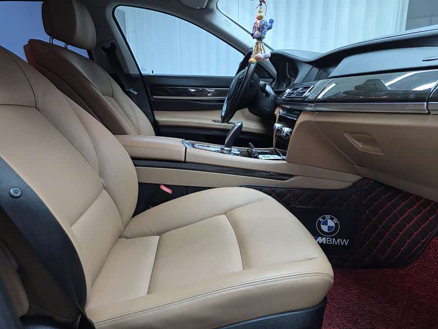 BMW 7 Series 2011 car image #8