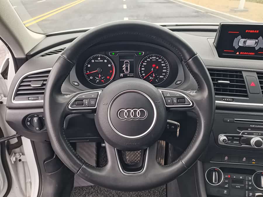 Audi Q3 2016 car image #8