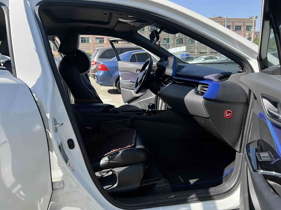 Toyota C-HR 2019 car image #8