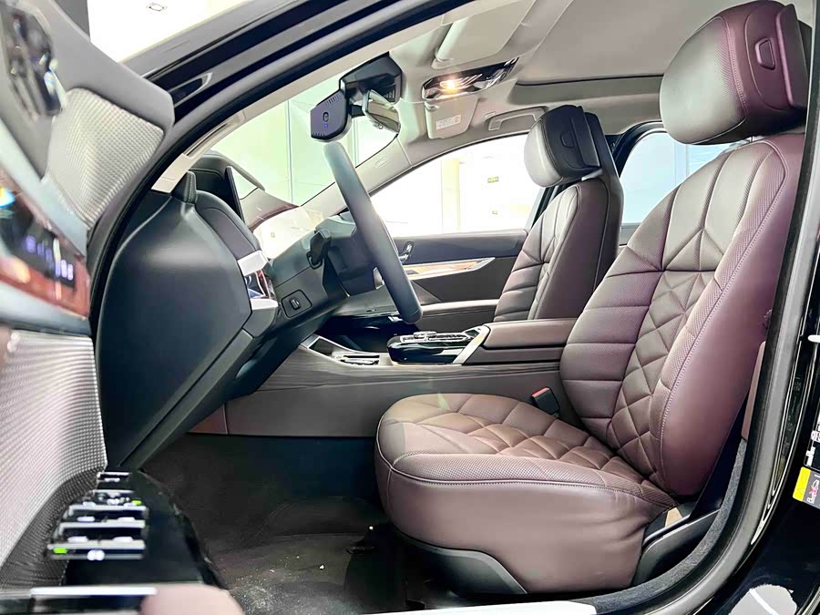 BMW i7 2023 car image #8