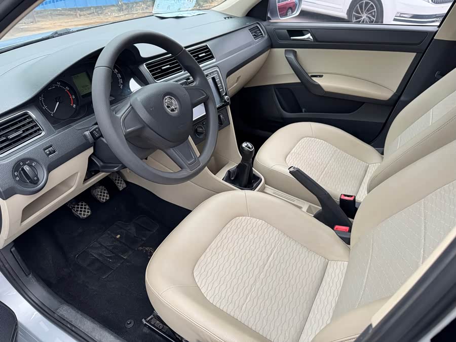 Skoda Rapid 2015 car image #8