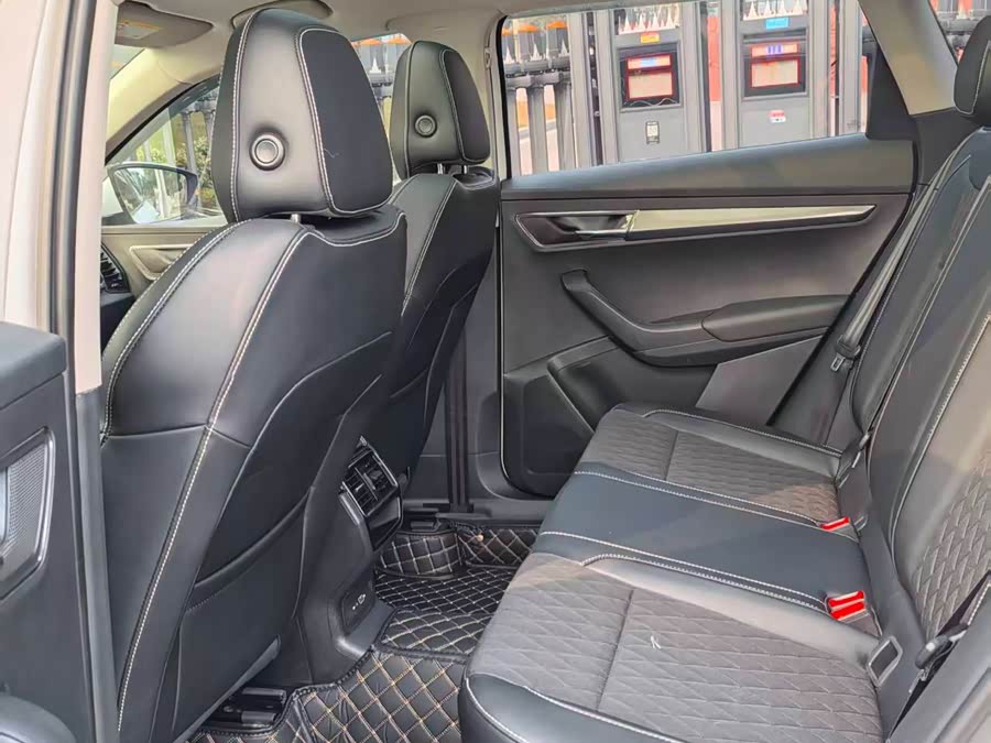 Skoda Karoq 2021 car image #8