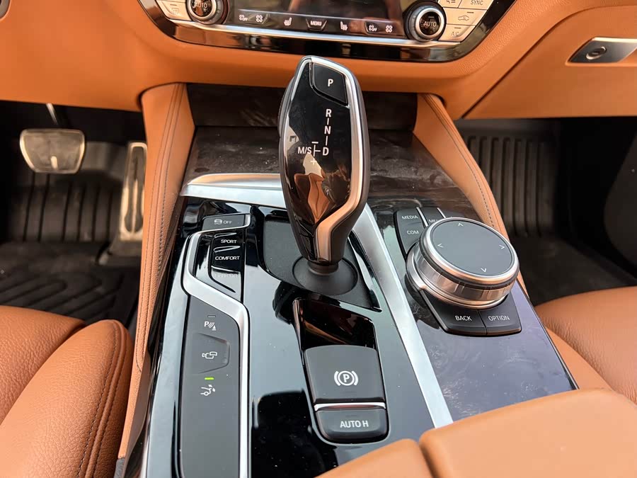 BMW 6 Series GT 2019 #8 BMW 6 Series GT 2019 car image #8