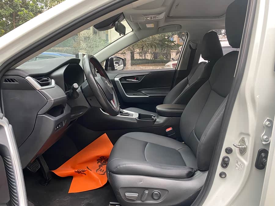 Toyota RAV4 2019 car image #8
