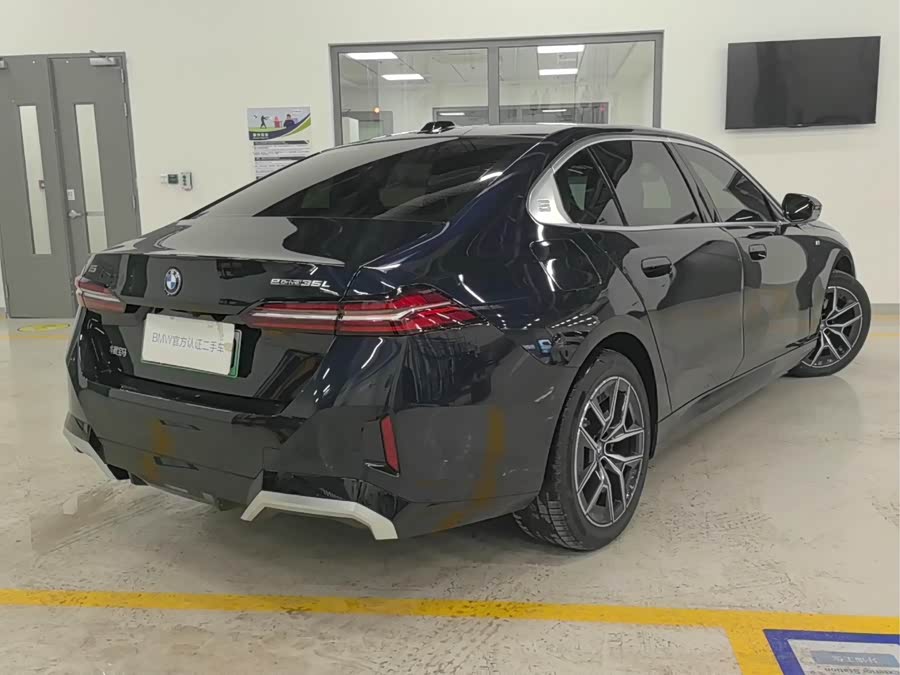 BMW i5 2025 car image #8