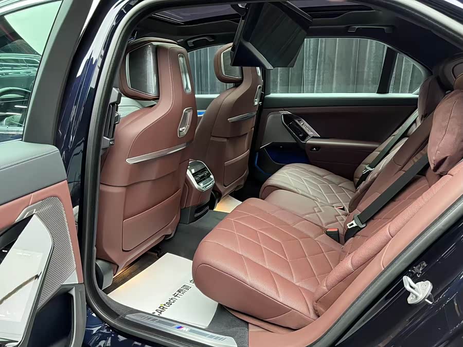 BMW i7 2023 car image #8