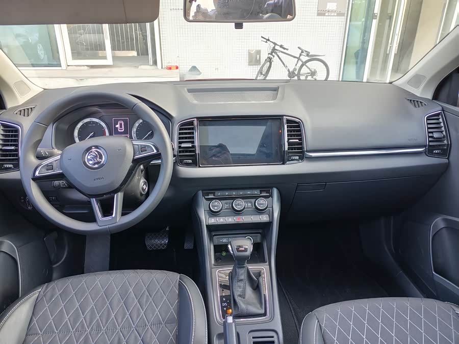 Skoda Karoq 2019 car image #8