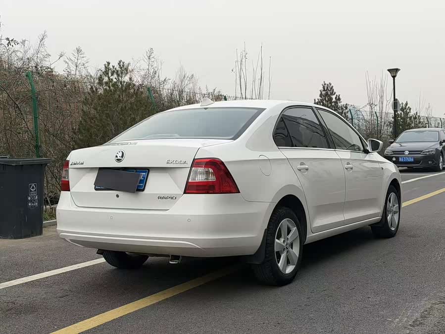 Skoda Rapid 2015 car image #8