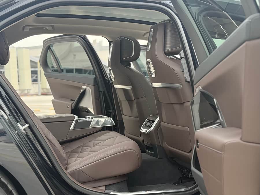 BMW 7 Series 2025 car image #8