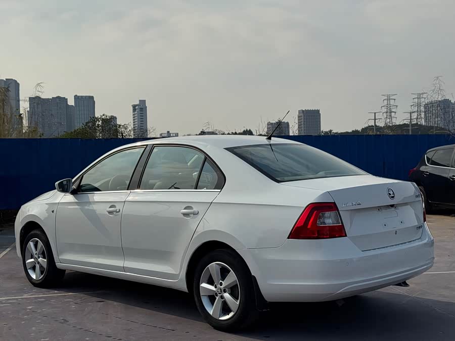Skoda Rapid 2015 car image #8