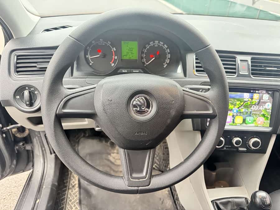 Skoda Rapid 2016 car image #8