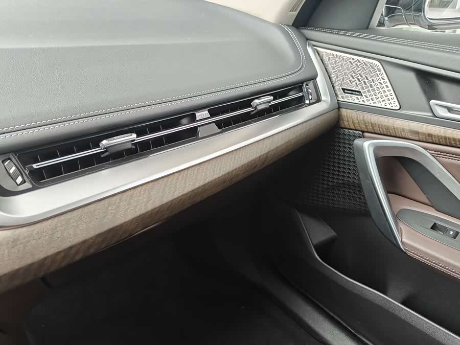 BMW iX1 2025 car image #8