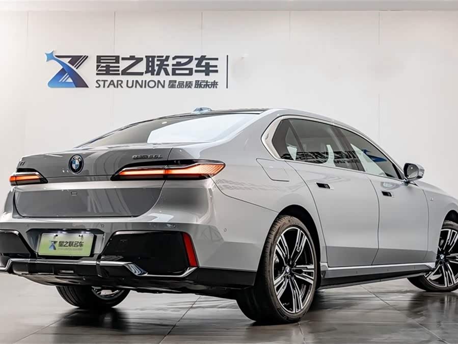 BMW i7 2025 car image #8