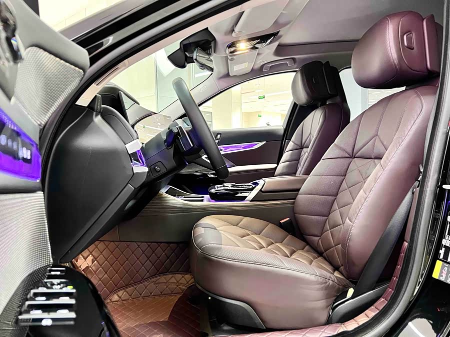 BMW i7 2024 car image #8