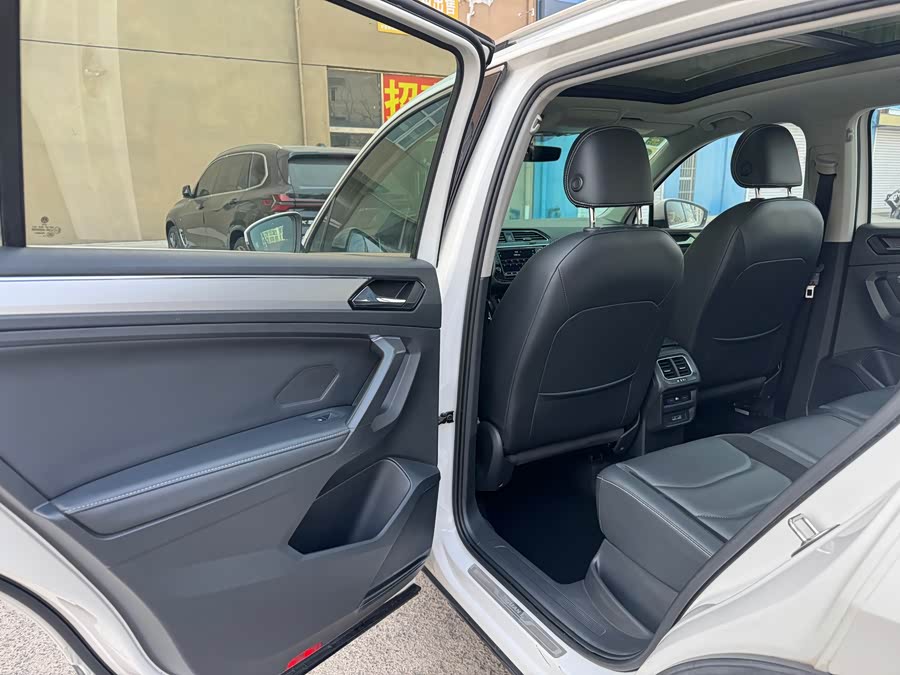 Volkswagen Tiguan L 2018 car image #8