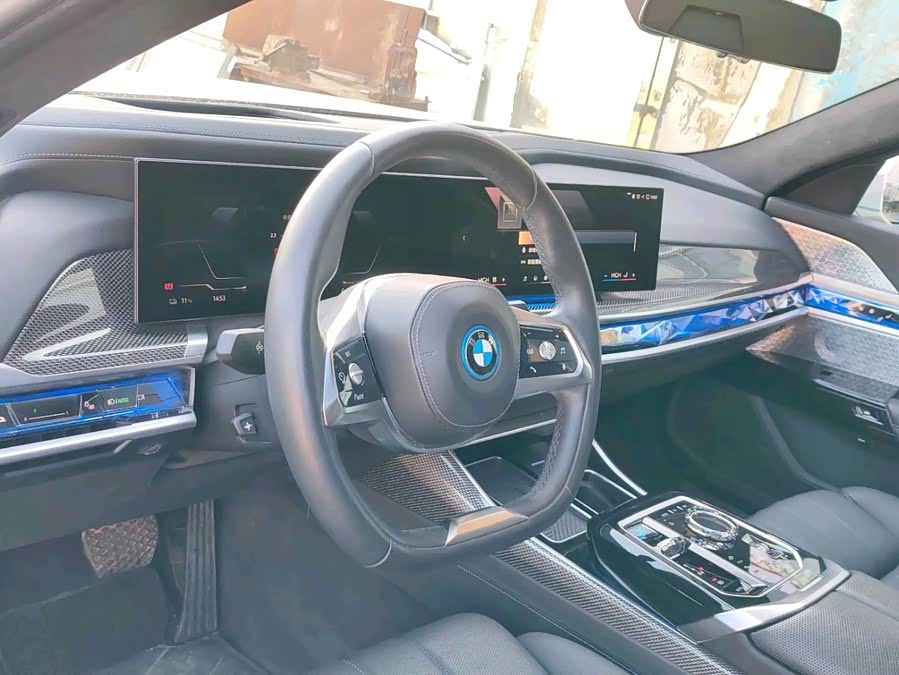 BMW i7 2024 car image #8