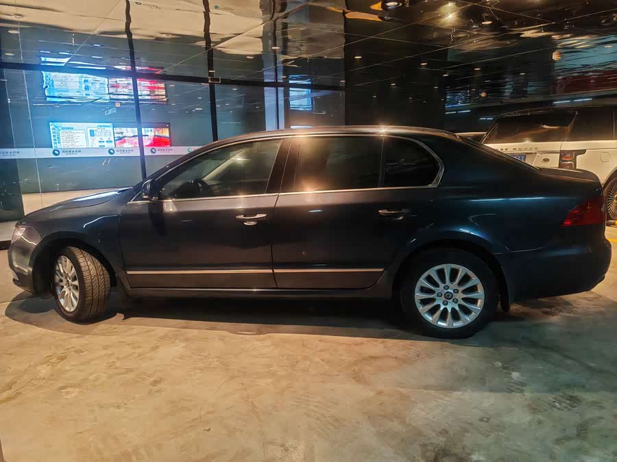Skoda Superb 2010 car image #8