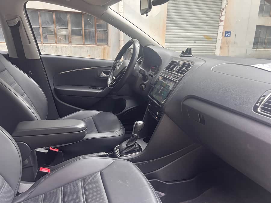 Volkswagen Polo 2015 car image #8