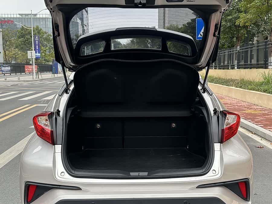 Toyota C-HR 2021 car image #8