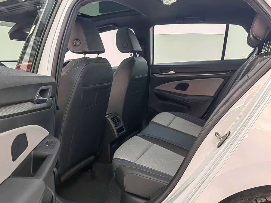 Volkswagen Golf 2025 car image #8
