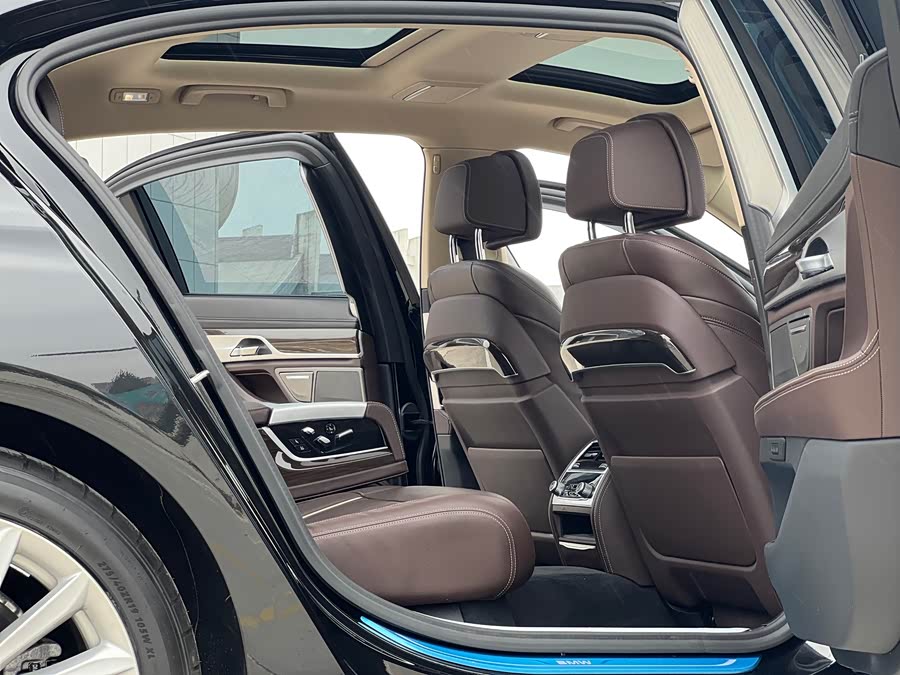 BMW 7 Series 2020 car image #8