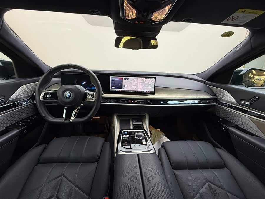 BMW i7 M70L 2024 #8 BMW i7 M70L 2024 car image #8