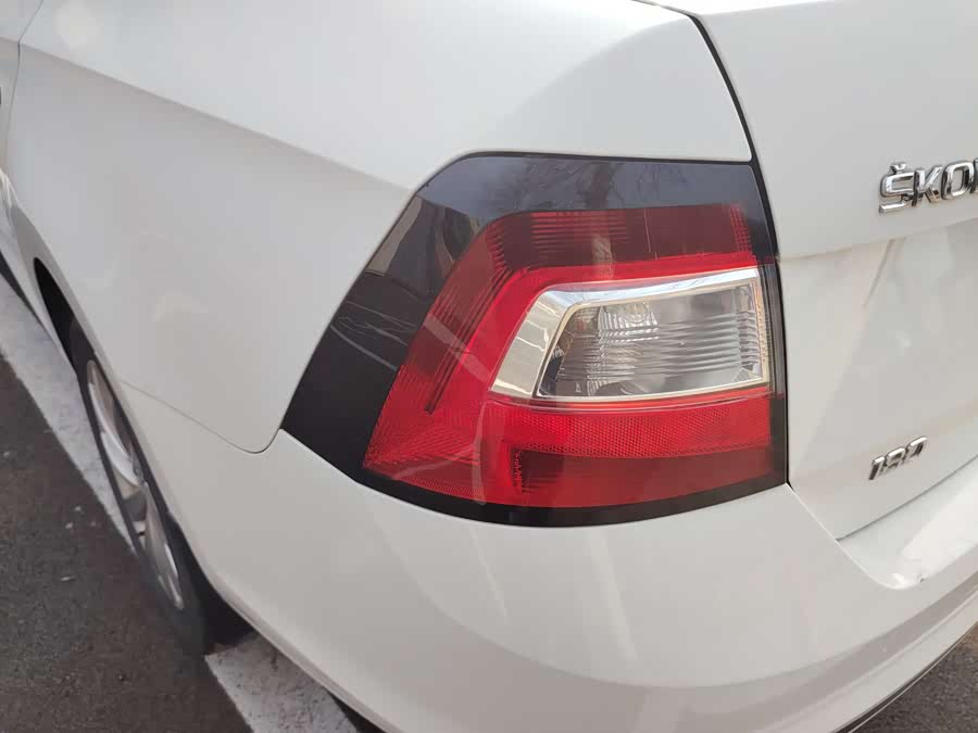 Skoda Rapid 2018 car image #8