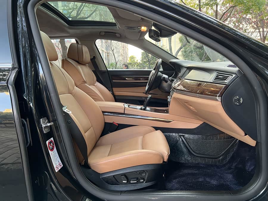 BMW 7 Series 2012 immagine di auto #8