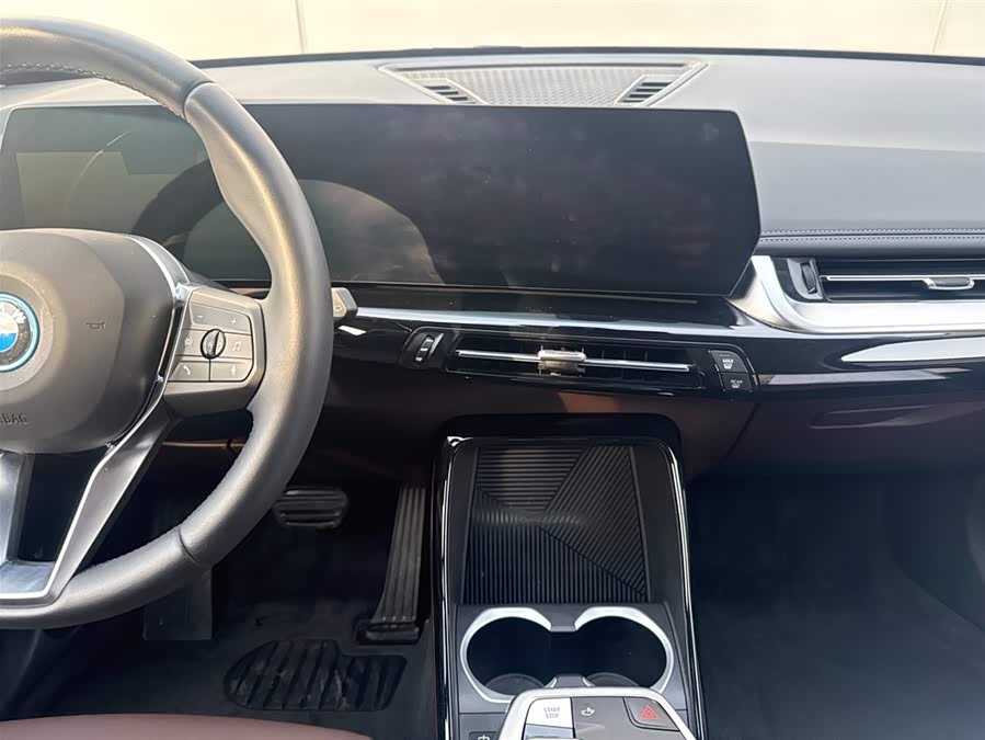 BMW iX1 2025 car image #8