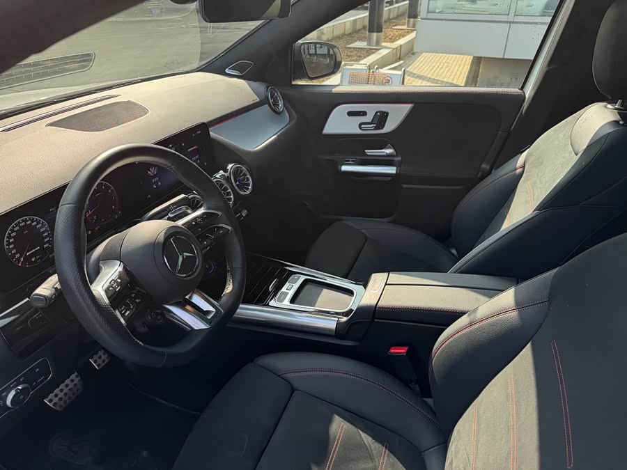 Mercedes-Benz GLA AMG 2025 immagine di auto #8