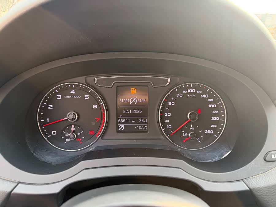 Audi Q3 2018 car image #8