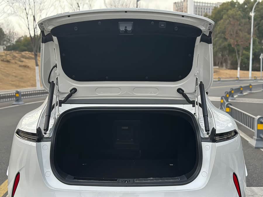 Avatr 11 2023 car image #8