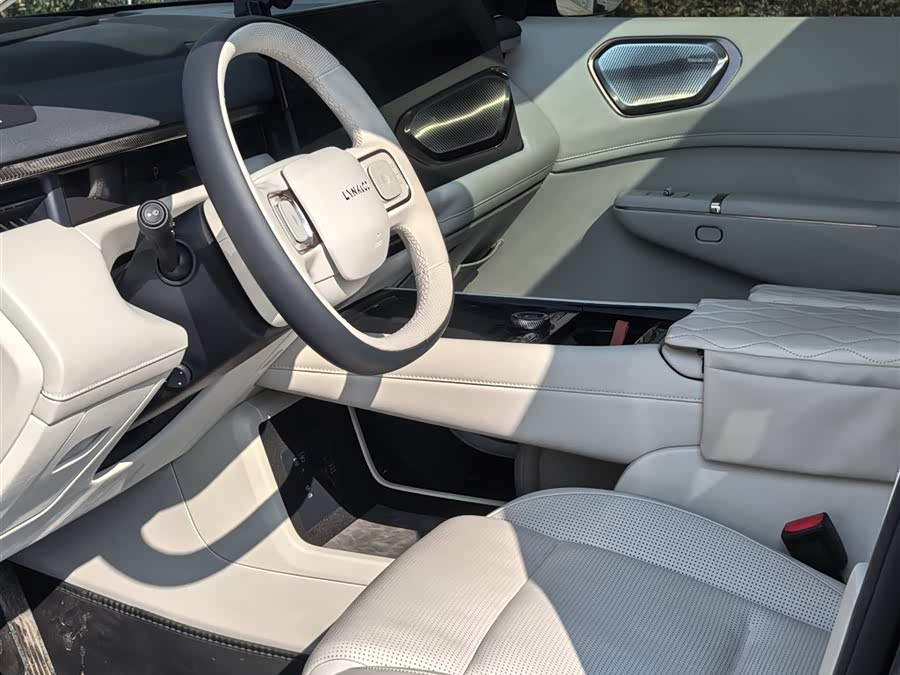 Lynk & Co 900 2025 car image #8