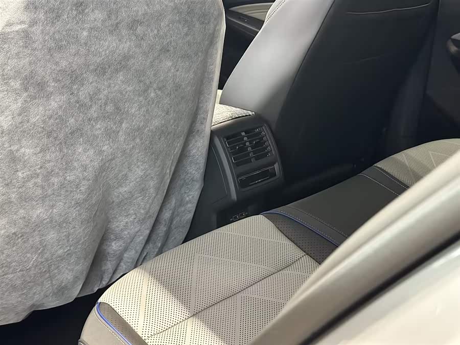 Volkswagen Golf 2025 car image #8